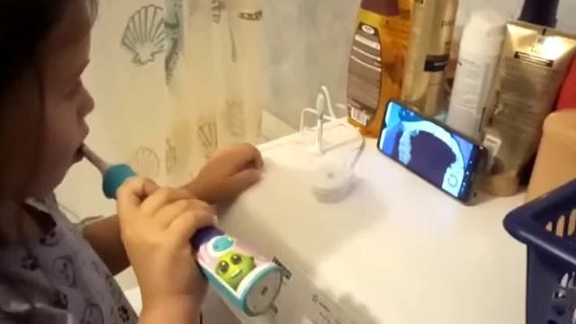 Детская зубная щетка c мобильным приложением Philips Sonicare ForKids HX6322/04 смотреть онлайн