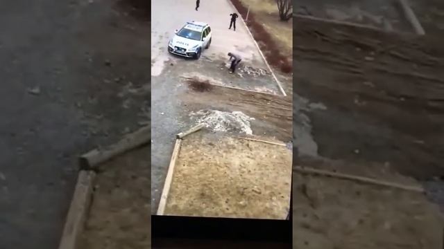 3 Swedish police fail to arrest 1 person смотреть онлайн