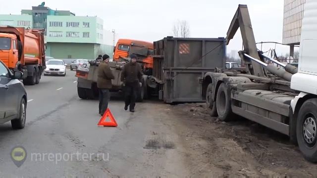 На юге Москвы с мусоровоза опрокинулся контейнер смотреть онлайн