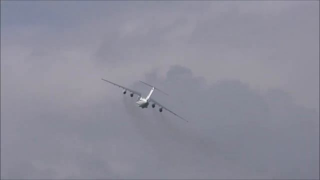 low pass by Ukraine IL-76 transporter shadowed by two SU-27 Flankers #flanker #sukhoi #ghost #kie смотреть онлайн