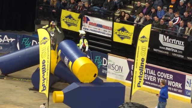 Toni Bou vs Adam Raga - Sheffield Indoor Motorbike Trial 2019 смотреть онлайн