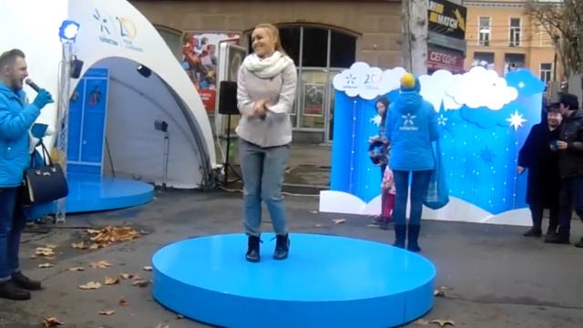 Зажигательный танец девушки на главной улице Николаева смотреть онлайн