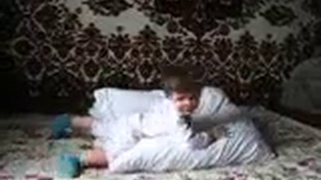 Сын балдеет, падает солдатиком в подушку :) смотреть онлайн