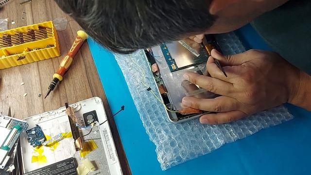 Как заменить дисплей и USB на планшете Acer Iconia B1-711 смотреть онлайн