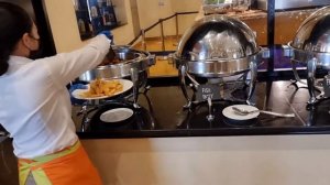 Отель The Cove Rotana Resort🌴 Не будем есть без вина🥂 Официант нас жёстко пранканул🙄