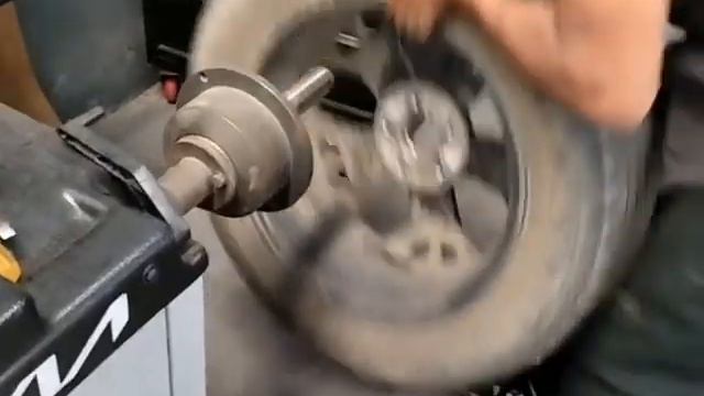 Car me wheel balancing kaise karte hai|| How to car wheel balancing. смотреть онлайн