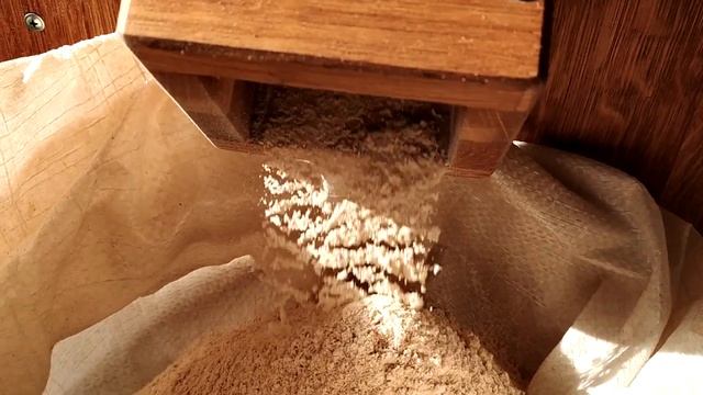 Девочка 8 лет, на мельнице производит еду для семьи. смотреть онлайн