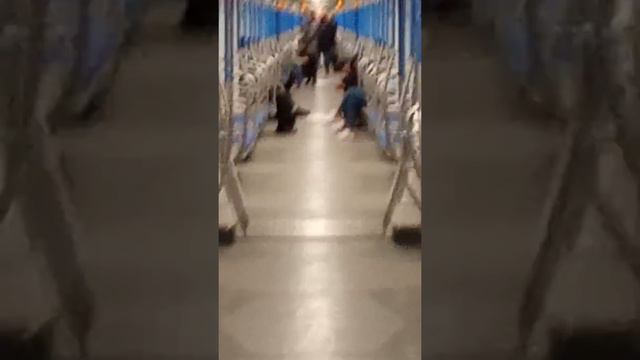 Корона вирус сабабли Москва метроларида одам деярли йо'к смотреть онлайн