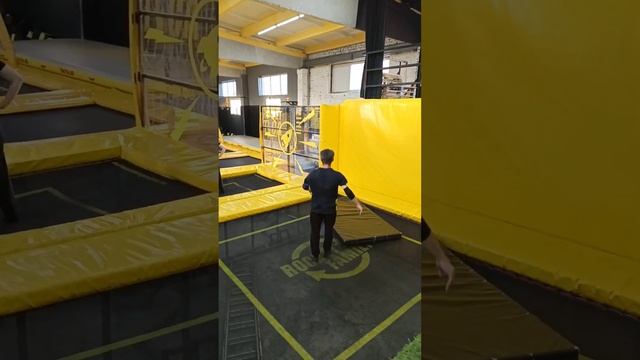 Накрыло матом. Как я учусь делать сальто назад в спину на батуте. #прыжкинабатуте #сальто #трюки смотреть онлайн