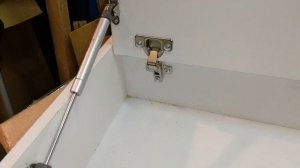 Установка мебельного Газ-лифта на фасад с вкладными петлями