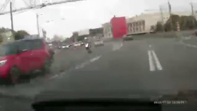 Мотоциклист вылетел на встречную смотреть онлайн