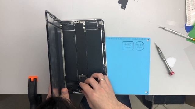Ремонт по замене разъема зарядки на iPad Pro / iPad Pro charger port replacement смотреть онлайн