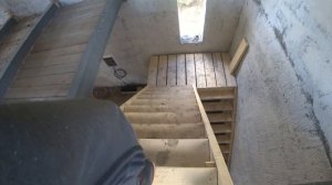 Деревянная лестница на второй этаж в частном доме. Своими руками