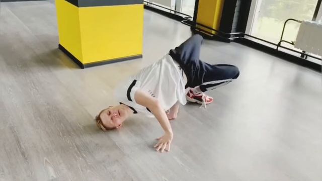 ОБУЧЕНИЕ БРЕЙК-ДАНС - AIR CHAIR | HOW TO BREAKDANCE смотреть онлайн