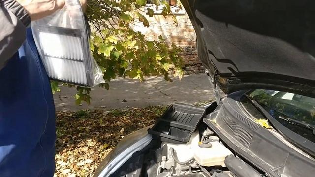 Замена воздушного фильтра Тойота Приус 20. Toyota Prius air filter replacement смотреть онлайн