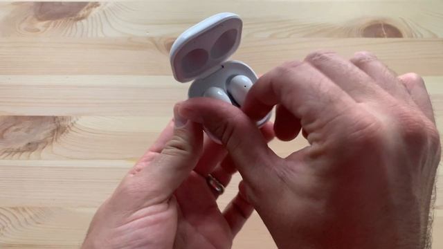 Unboxing The Galaxy Buds Live, Cool Future Form Factor! смотреть онлайн