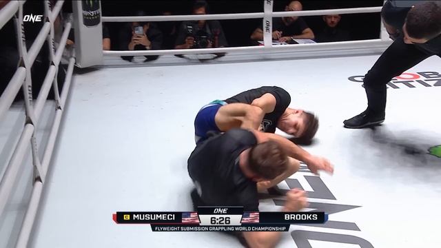 ЧЕМПИОН против ЧЕМПИОНА ??♂️ Mikey Musumeci Submitted Jarred Brooks смотреть онлайн