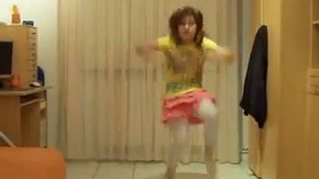 Dancing to 'Womanizer' смотреть онлайн