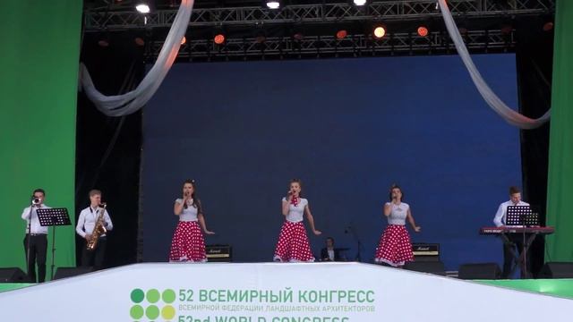 Выступление трио EasyTone на Дворцовой площади (Спб)