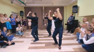 Мужской танце на праздник на 8 марта