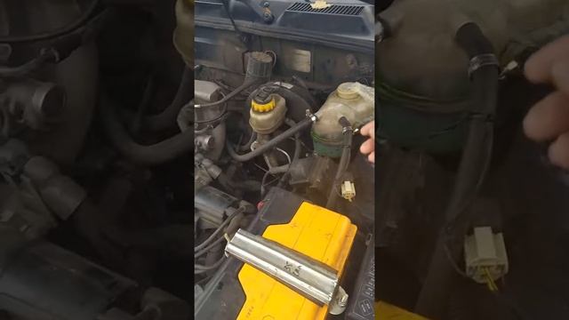 Проверка народным методом прокладки ГБЦ на герметичность в Daewoo Lanos/Shance смотреть онлайн