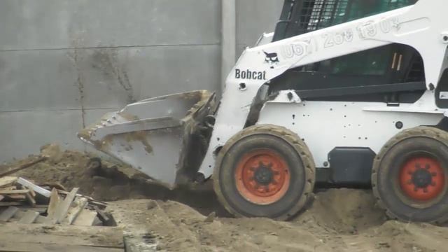 Bobcat. Погрузчик Бобкет в деле. Маленький трудяга