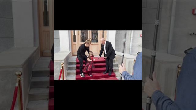 Глеб Матвейчук с дочкой и Александр Балуев устроили фотосессию на ступеньках кинотеатра смотреть онлайн