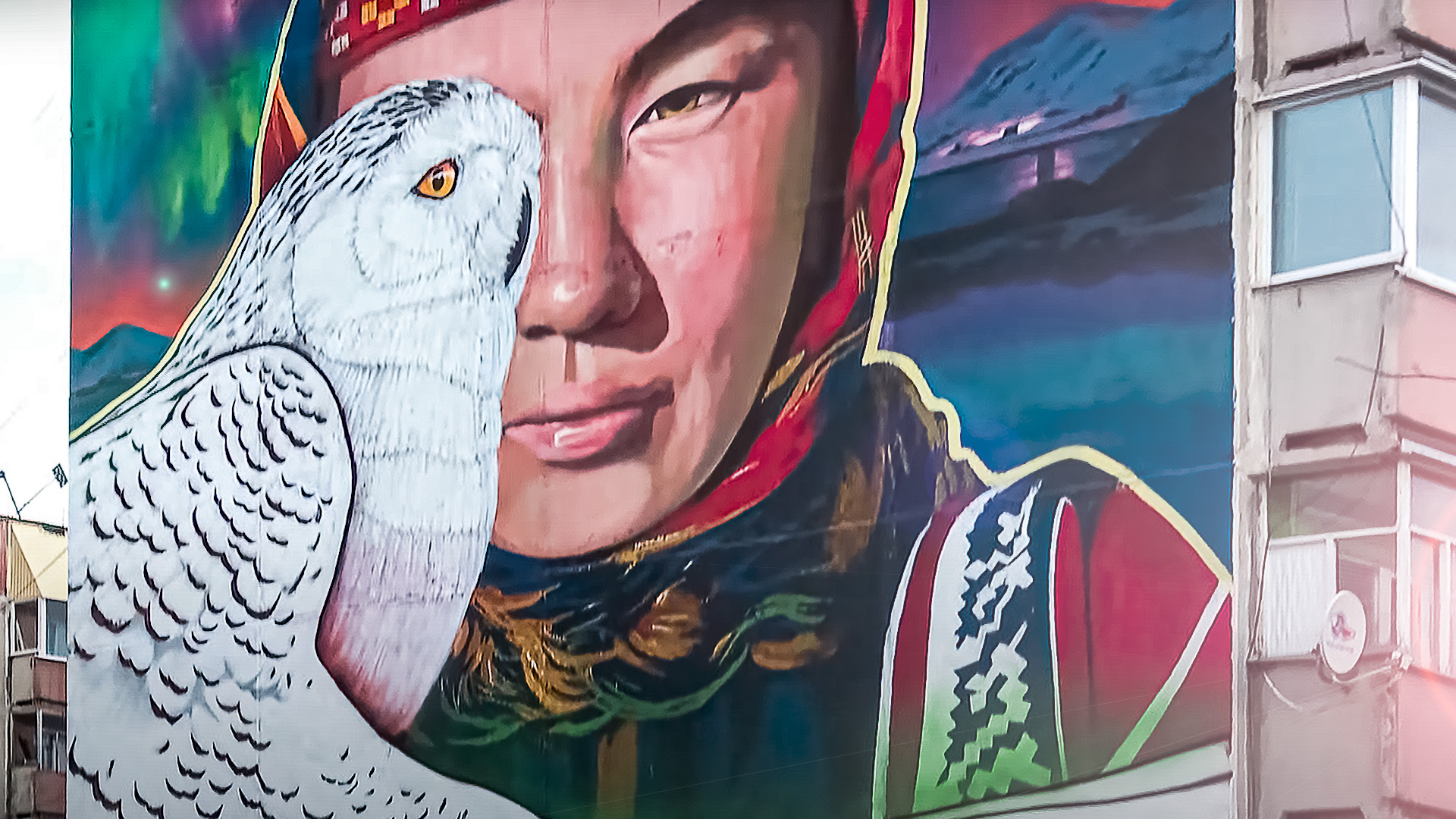 Почему на севере дома красят в яркие цвета | Факты смотреть онлайн