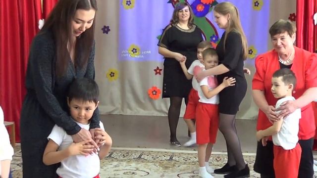 ТРОГАТЕЛЬНЫЙ Танец МАЛЬЧИКОВ и МАМ на утреннике в детском саду. 8 МАРТА March 8 in kindergarten смотреть онлайн