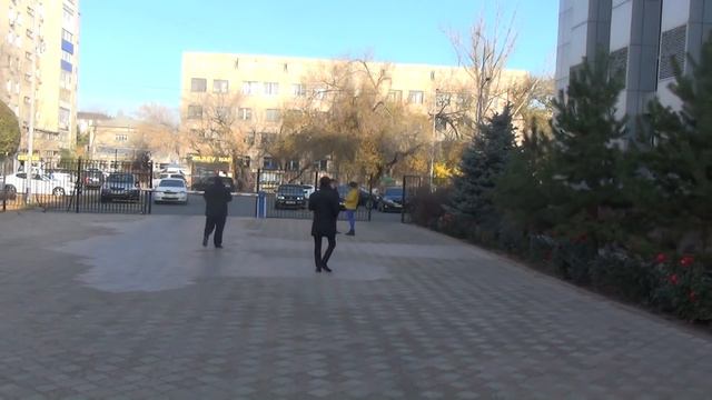 В Уральске полицейский пикетирует областной суд смотреть онлайн