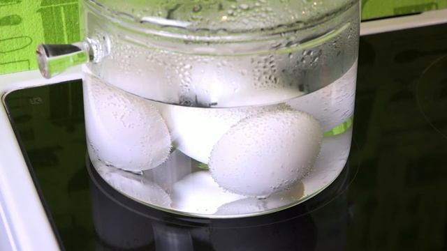 Яйца куриные варим в стеклянной кастрюле. смотреть онлайн