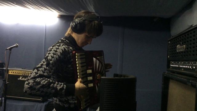 BLUEBERRY: Теребонькаем аккордеон для новой песни смотреть онлайн