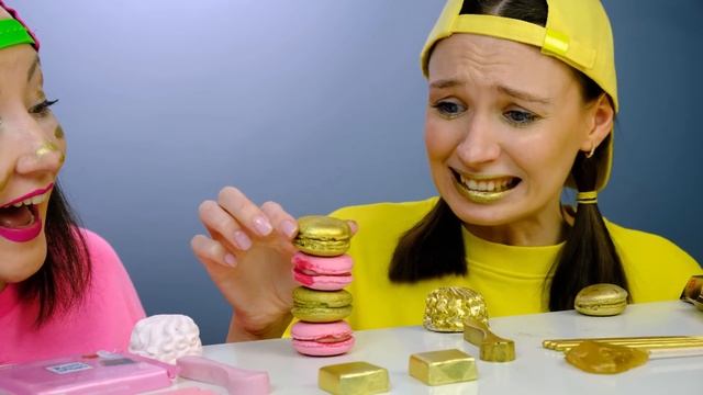 РОЗОВАЯ ЕДА ИЛИ ЗОЛОТАЯ? 24 ЧАСА ЕДИМ ЕДУ ОДНОГО ЦВЕТА ЧЕЛЛЕНДЖ от Пико Поки смотреть онлайн