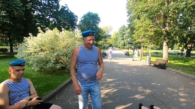 Десантники - ветераны в Москве. Болградские десантники отжимаются