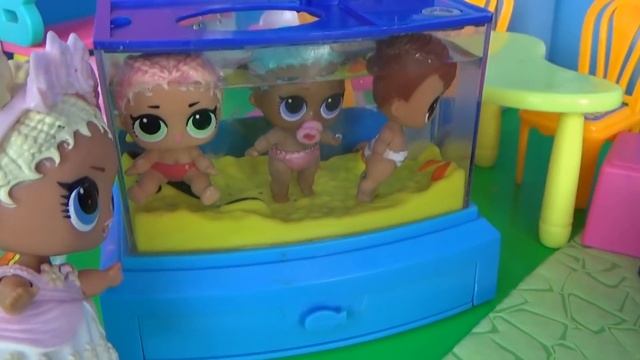 КУПАЛИСЬ В АКВАРИУМЕ! МАЛЫШИ ЛОЛ В ДЕТСКОМ САДИКЕ #куклы #ЛОЛ сюрприз #Мультики lol surprise смотреть онлайн