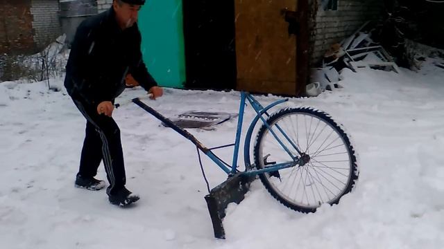 Как нужно чистить снег. смотреть онлайн