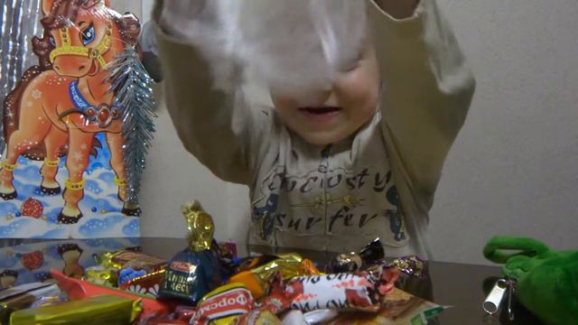 Распаковка новогоднего подарка. Сумочка.Unpacking a New Year gift . Handbag . смотреть онлайн