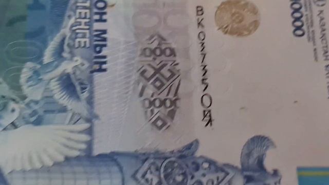 Такое тоже бывает! Айжан из Аягоза нашла брак 10000 тенге 2012 г. со сбоем нумератора 4/5.