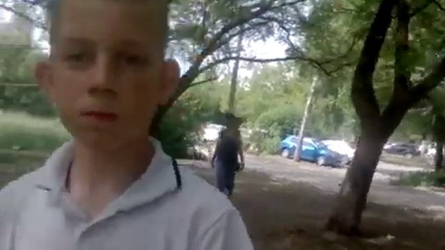 Я гуляю за деревьями