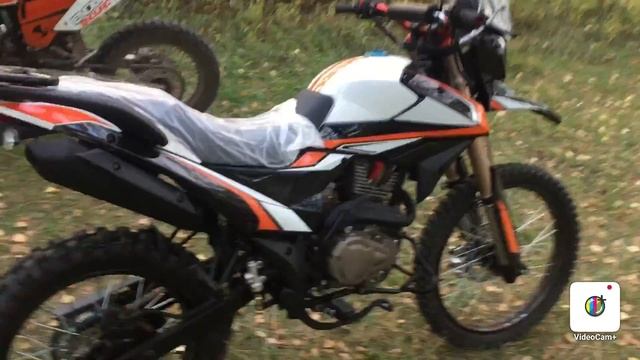 не много сборки и беглый обзор мотоцикла SHINERAY ADVENTURE 250 смотреть онлайн