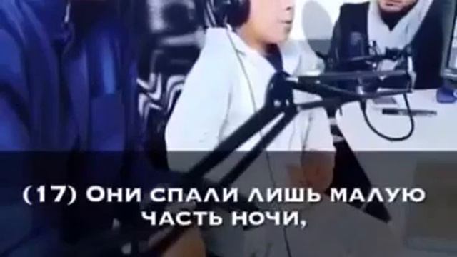 Очень красиво читает (Они спали лишь малую часть ночи) смотреть онлайн