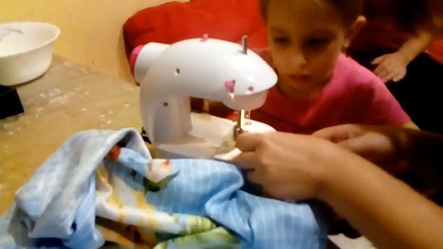 Швея-мотористка за детской швейной машинкой. смотреть онлайн