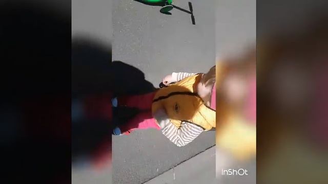 Прогулка Лизы на самокате смотреть онлайн
