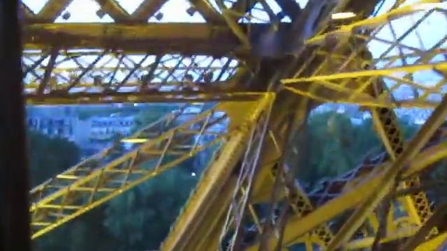 Эйфелева башня,подьем на лифте на первый этаж. смотреть онлайн