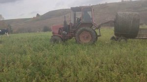 Грузим рулоны трактором т 25 ,при помощи такого самодельного приспособления.