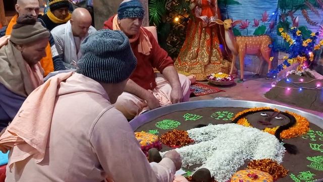 Как проходит пуджа Катьяяни Деви в Ашраме Радха Кундж, Вриндаван Индия. смотреть онлайн