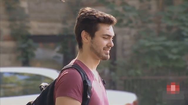 Пранки на улице  Писающая девушка