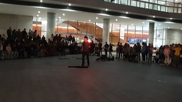 ВЫСТУПЛЕНИЕ ЖОНГЛЕРА С ОГНЁМ. СИДНЕЙ, АВСТРАЛИЯ. смотреть онлайн