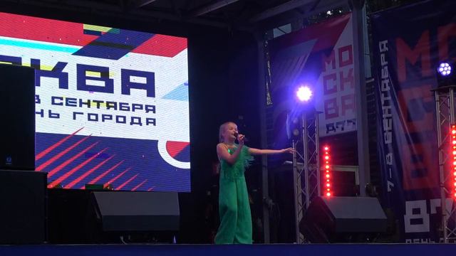 Девочка поет(Парк Фили,День Города Москва,08.09.2024) смотреть онлайн