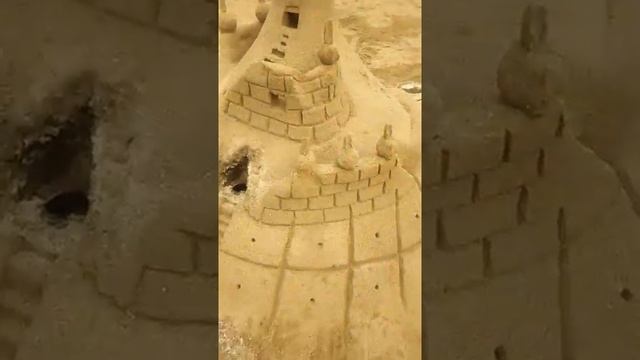 Барселона, Испания - замок из песка на пляже, сентябрь 2019 смотреть онлайн